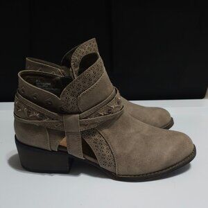 👢 Taupe Cutout Ankle Boots – Size 8.5M | Western Boho Style